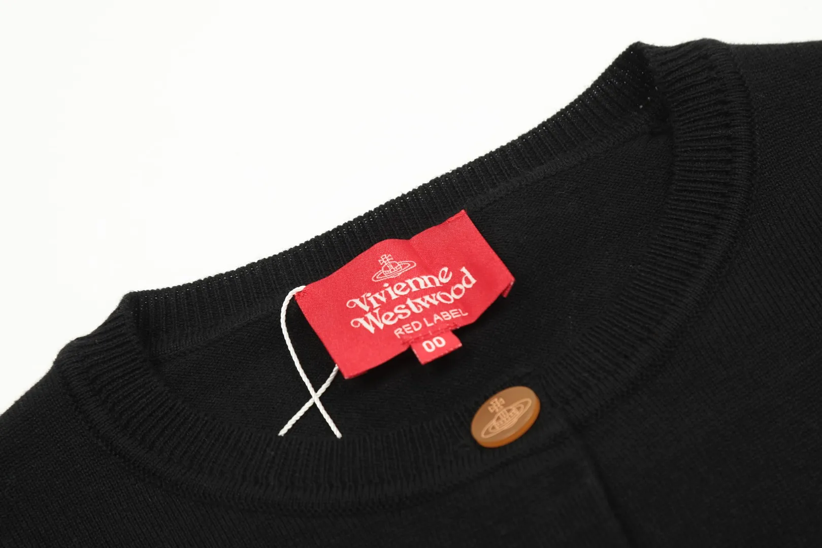 VIVI115 # vivienne west wood Vivienne classic knitted sweater wool cardigan 2024 autumn latest style Exclusive and highest quality on the entire network Order with confidence - 🧩 15% merino cotton wool 85% wool blend 🧩Correct Italian 🇮🇹100% wool washed wheat logo 🧩Original purchase, real mold opening 🧩Original purchase records and comparison pictures can be provided. Place your order with confidence. 🧩Instant sale of all Taobao 300+ versions. The purchasing quality is excellent. It is definitely not a copywriter party. It is a real good product. The real product far exceeds the budget. Size: S -M- L. Color: black, white, light green, purple, apricot.